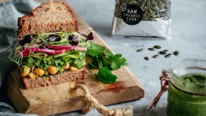 Superfood broodje met groenten en pesto