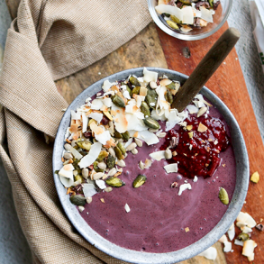 Smoothiebowl met blauwe bessen en spirulina