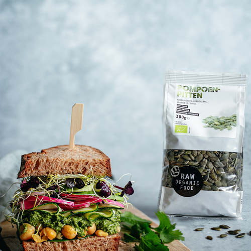 SUPERFOOD BROODJE MET GROENTEN EN PESTO